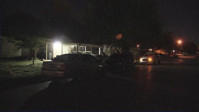 Tulsa police searching for suspects accused of robbing family at gunpoint    