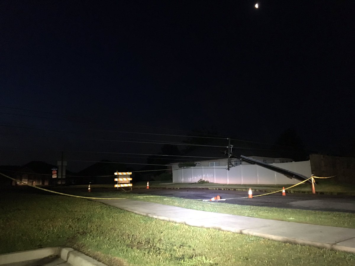 More than 1,688 power outages in this neighborhood, not including nearby areas in Broken Arrow