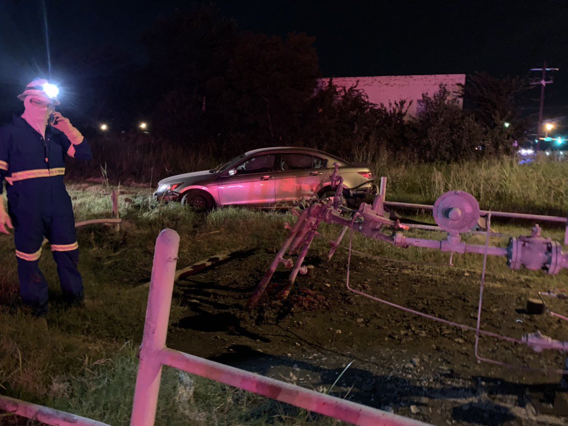 Crews are working through these early morning hours to fix two gas lines (Virgin and Sheridan) @TulsaPolice say a driver crashed into both lines and then ran away. As officers work to find the driver, the car left behind has been towed for the investigation. 