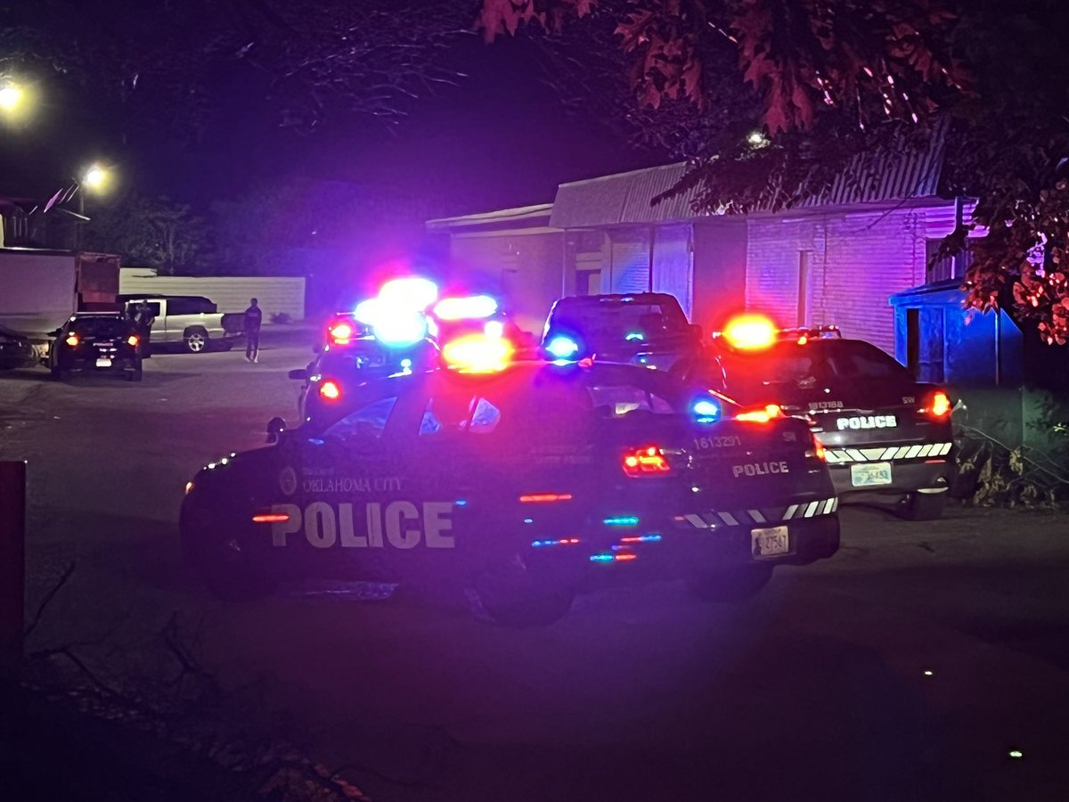 @OKCPD is investigating yet another shooting in NW OKC. Reports of one victim with a GSW to the leg. Police investigating. 